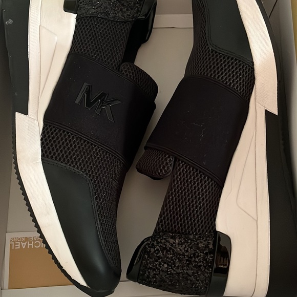 Crafted from mesh with glitter accent at the heel, the Felix trainers net mesh. - Picture 2 of 6